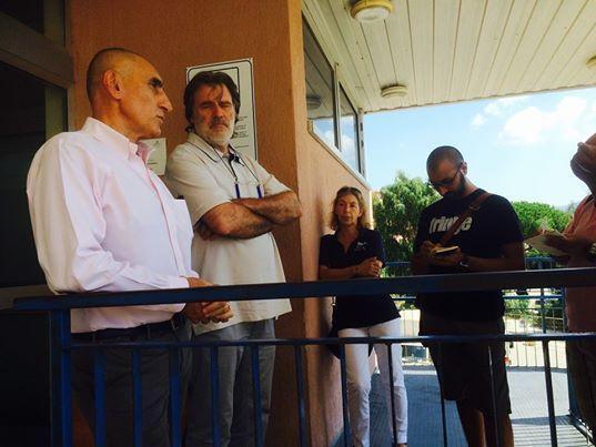 Cantone e Quartini davanti all'ospedale di Portoferraio