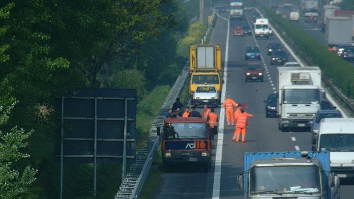 Tre feriti nello scontro tra due auto sull'autostrada Firenze Mare