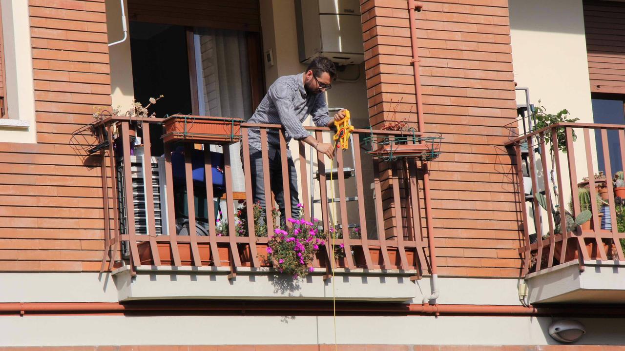 Il terrazzo dal quale è caduto il tecnico delle caldaie (foto Batavia)