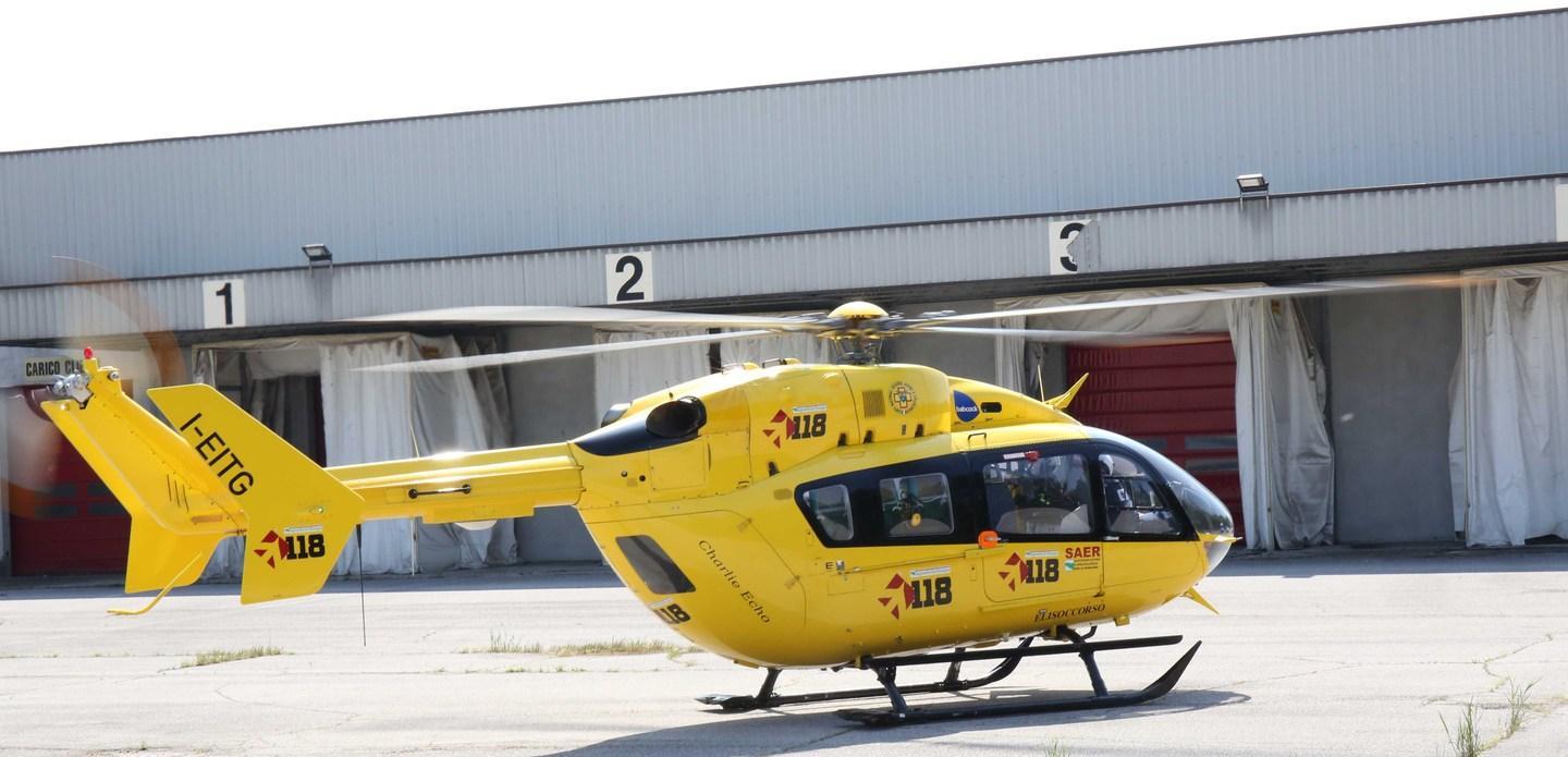 Cede una lastra, giovane operaio vola per otto metri: è in fin di vita  