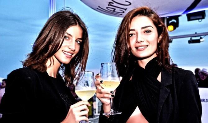 Dj set, aperitivi e beach party l’Ostras come un anfiteatro