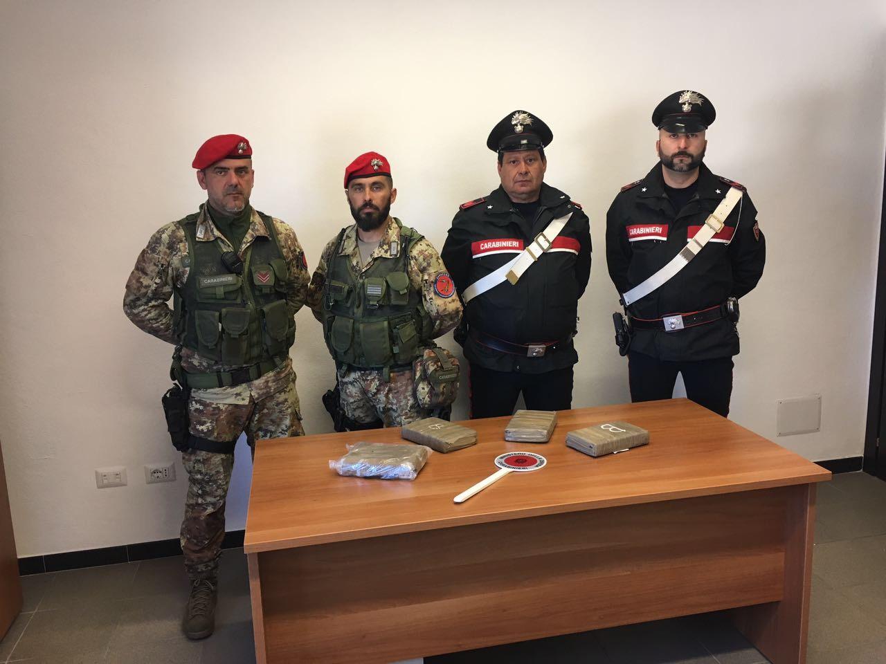 I carabinieri dopo il blitz con la droga sequestrata