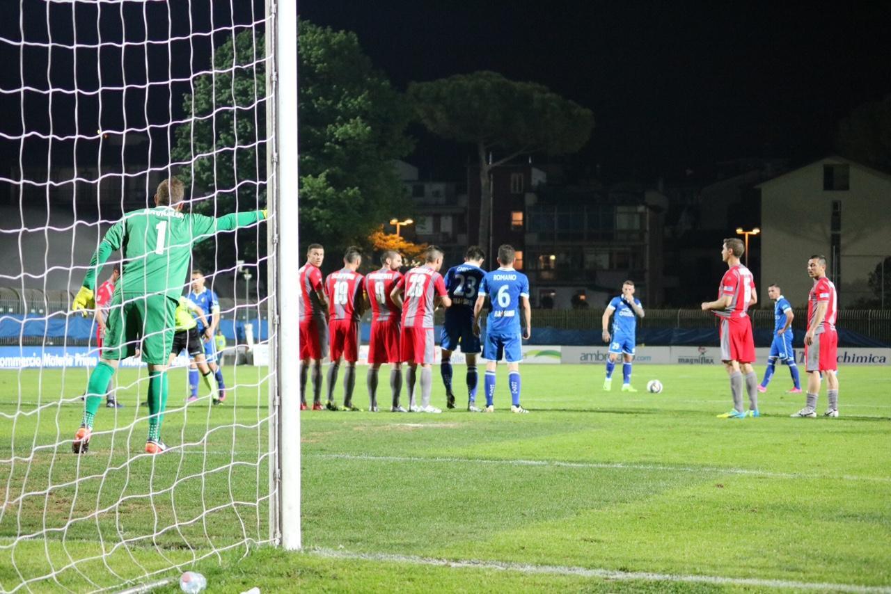 Tomi si appresta a battere una punizione che finirà a lato di poco (foto Batavia)