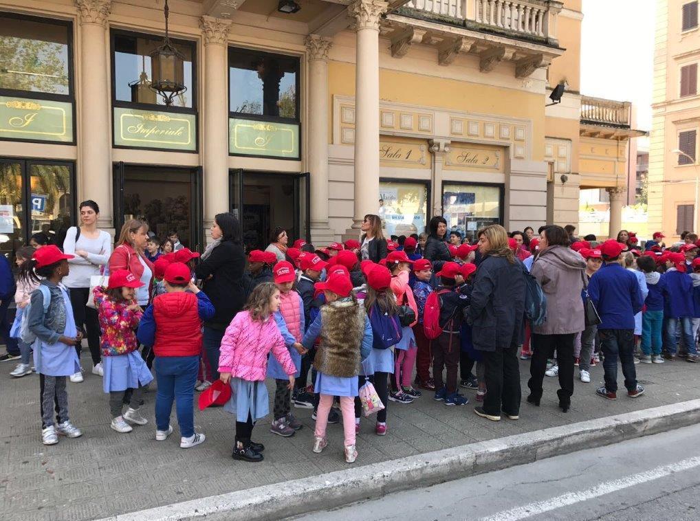 Il regista Tordiglione con i ragazzi del Chini 