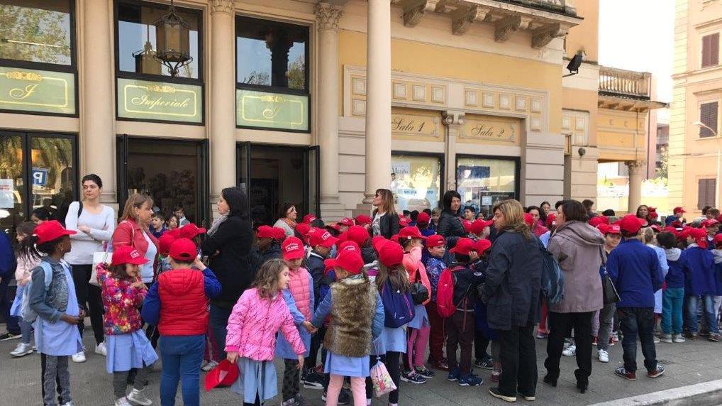 Il regista Tordiglione con i ragazzi del Chini