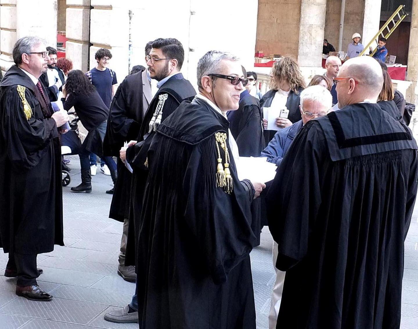 Avvocati, volantinaggio in toga 
