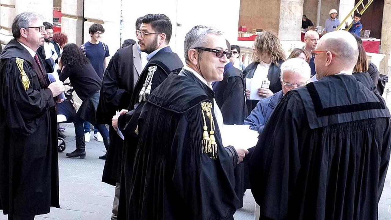 Avvocati, volantinaggio in toga