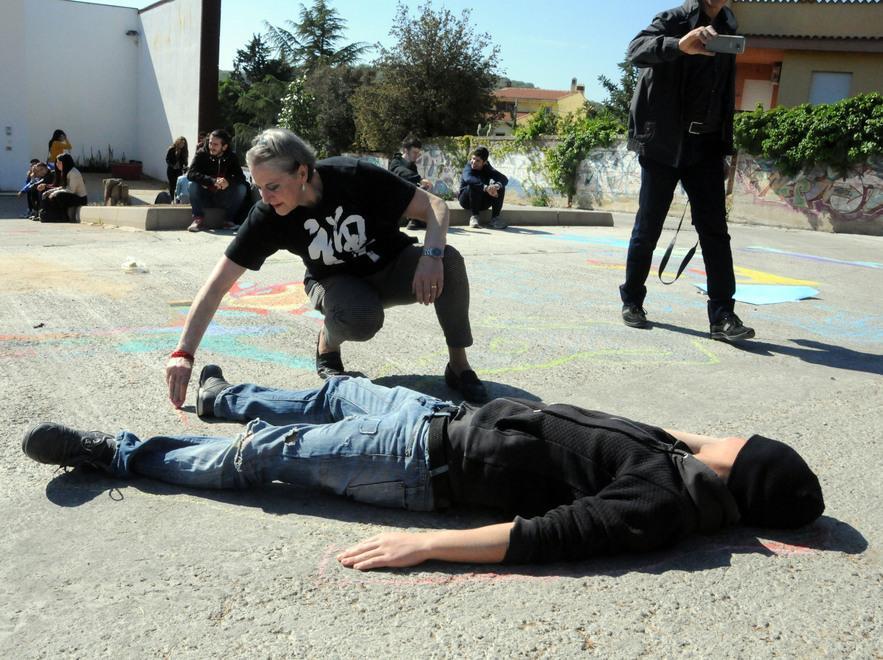 Sagome e arte per dire no alla violenza 