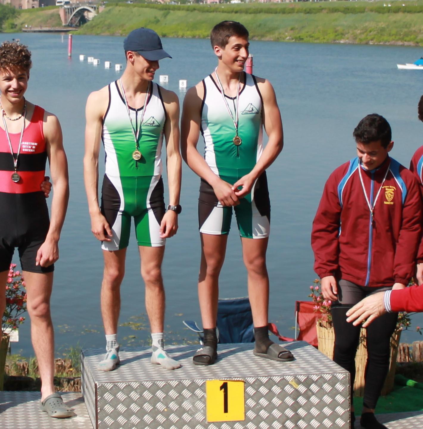 Canoa Club sul trono con Neri e Spurio Senesi-Raugi di bronzo