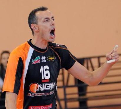 Derubato ex campione di pallavolo mentre era al bar