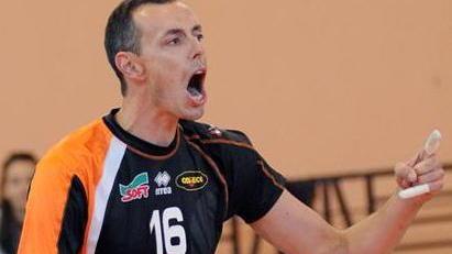 Derubato ex campione di pallavolo mentre era al bar