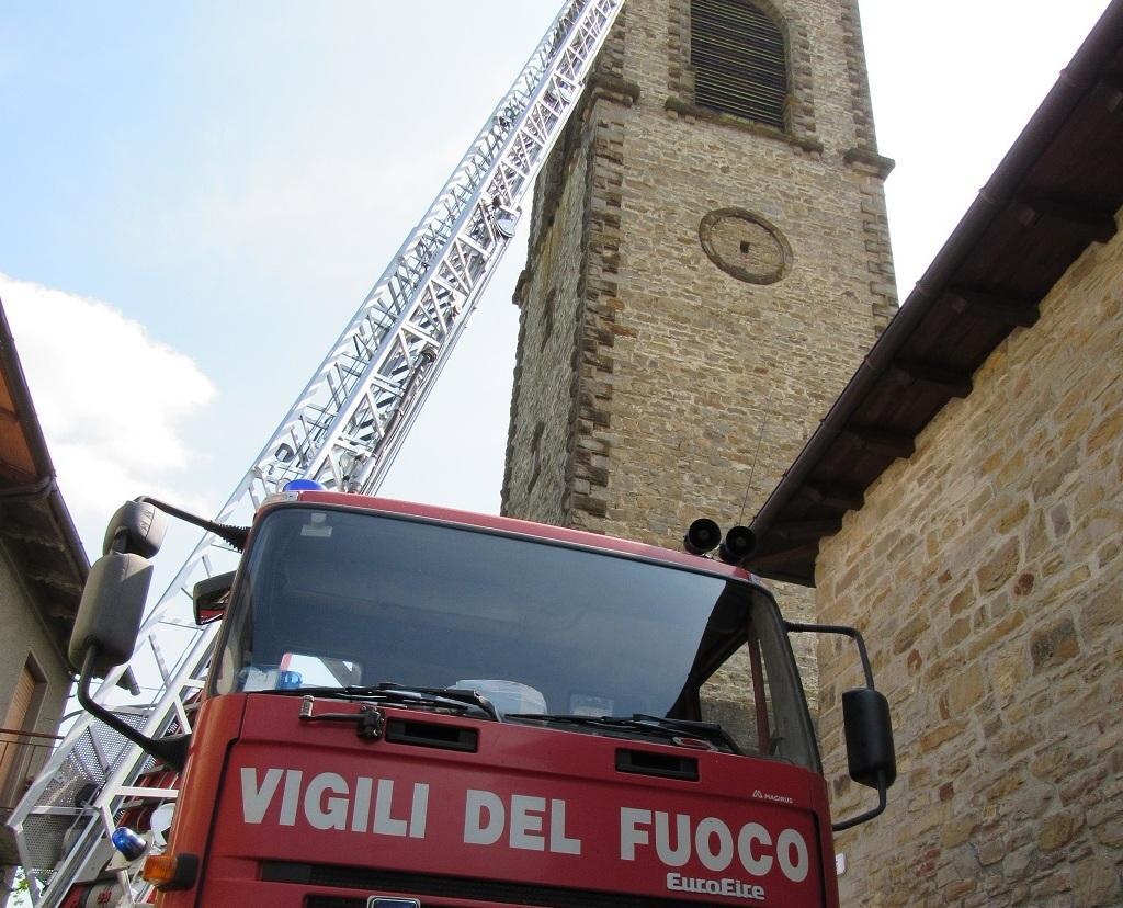Fulmine si abbatte sul campanile di Mocogno, cadono calcinacci