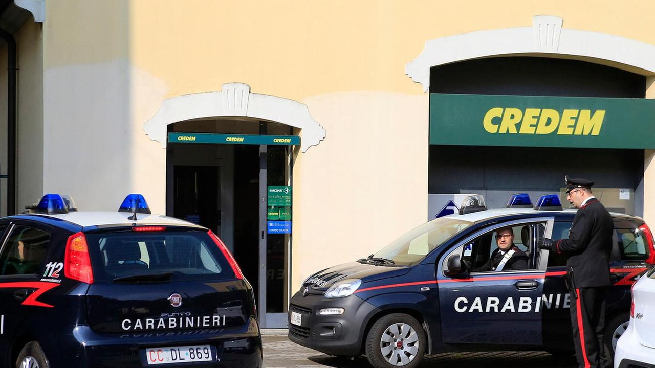 Salta il colpo della banca del buco