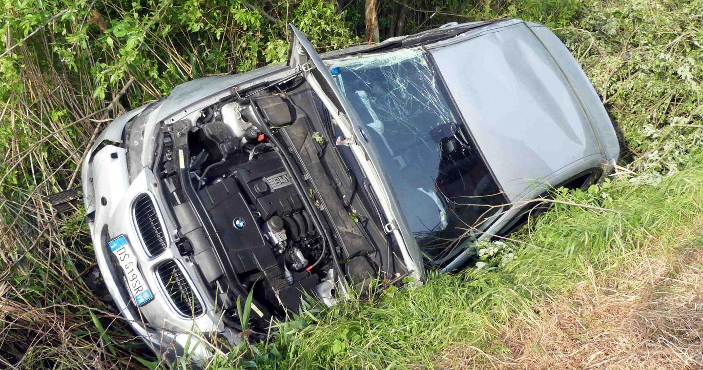 Ferrara-Mare, auto carambola nel fossato