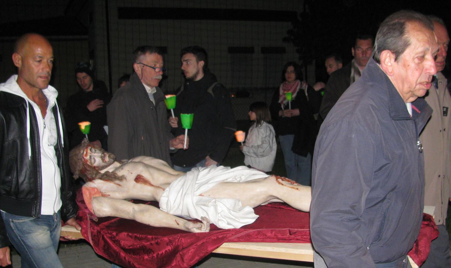 A Vigarano processione del Cristo morto