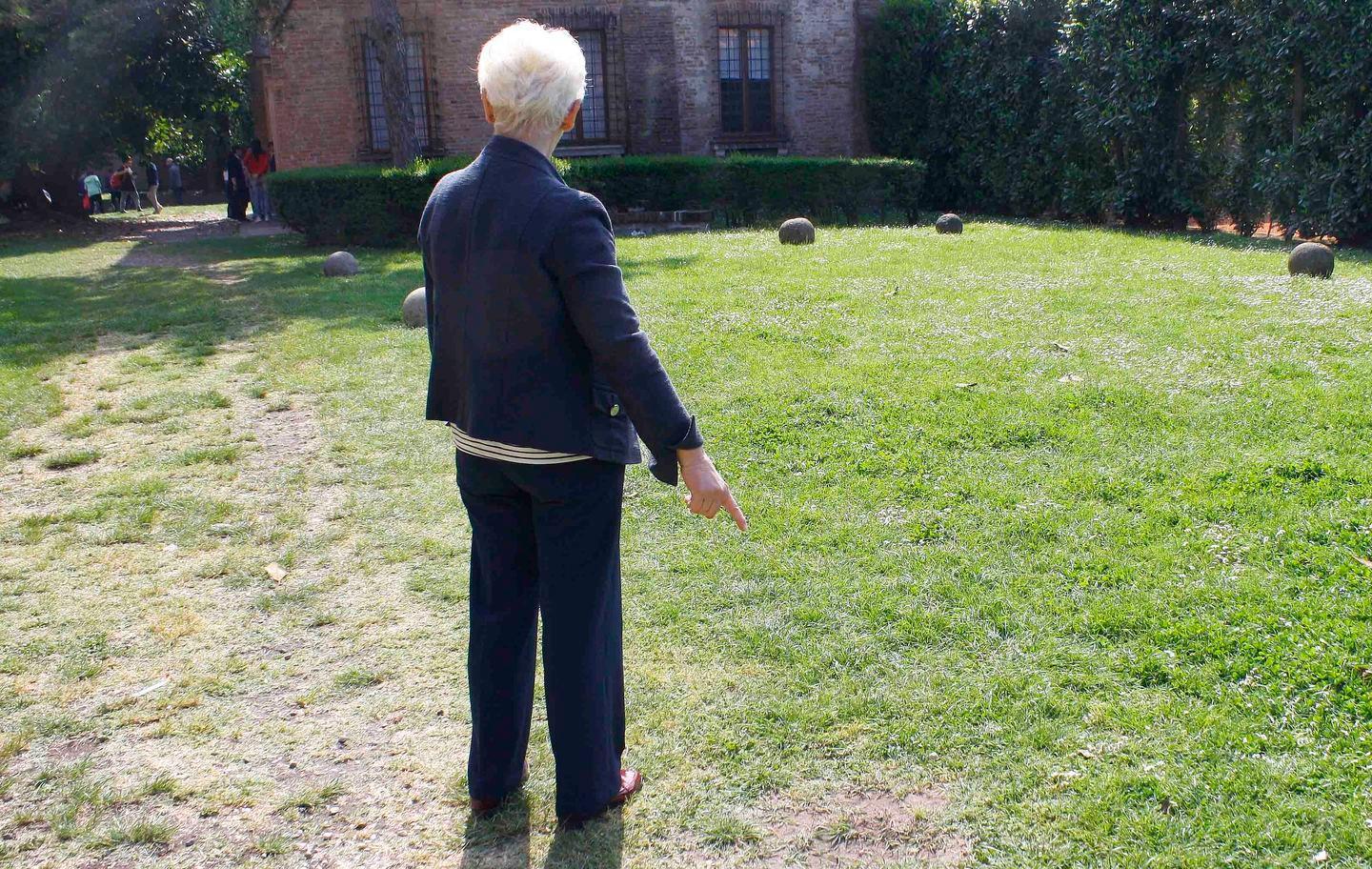 Nel silenzio scompaiono  alcune palle di pietra 