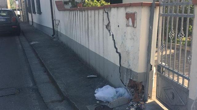 Il muretto su cui si è schiantato il motociclista