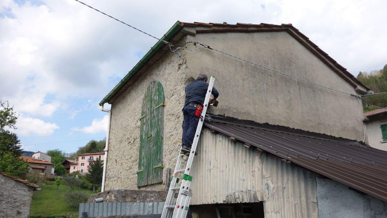 Il tecnico installa l'antifurto nell'annesso agricolo di Andrea Vettori a Sasseta (foto Repubblica)