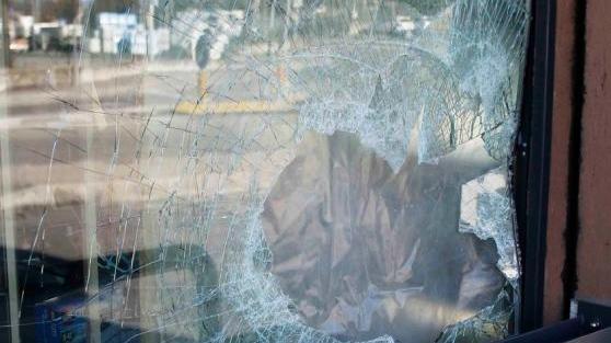 Guastalla, picconate contro la tabaccheria per rubare sigarette e gratta e vinci