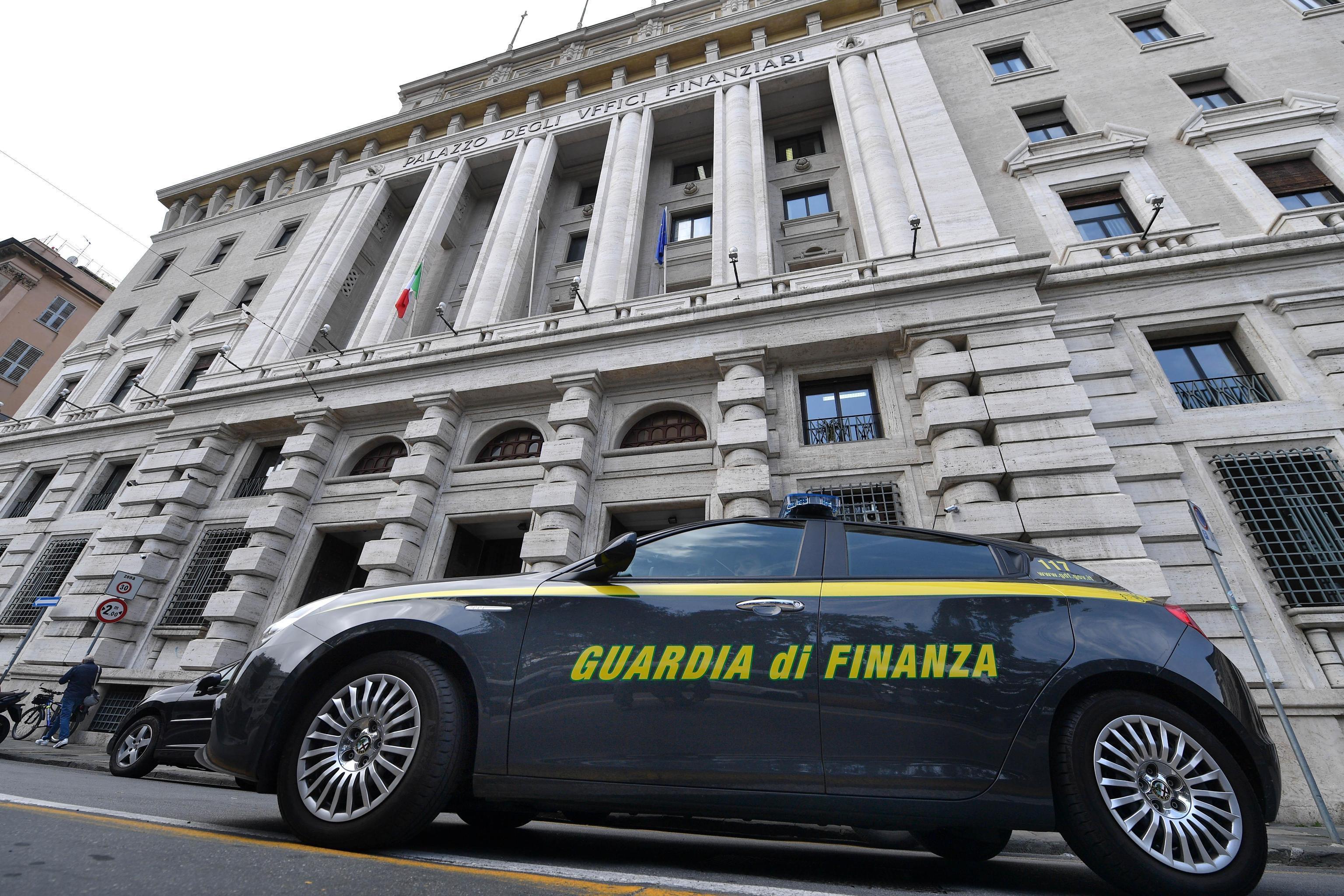 La Finanza davanti allla sede delle entrate di Genova