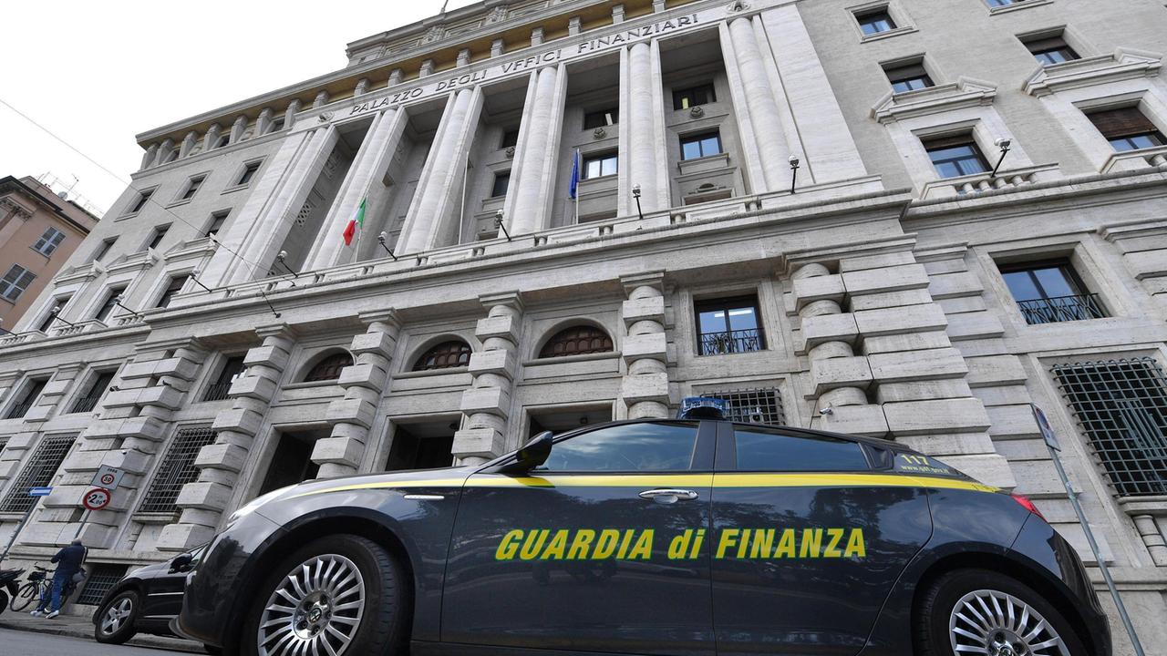 La Finanza davanti allla sede delle entrate di Genova