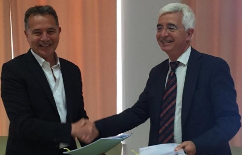 La stretta di mano fra Nzzi e Paci