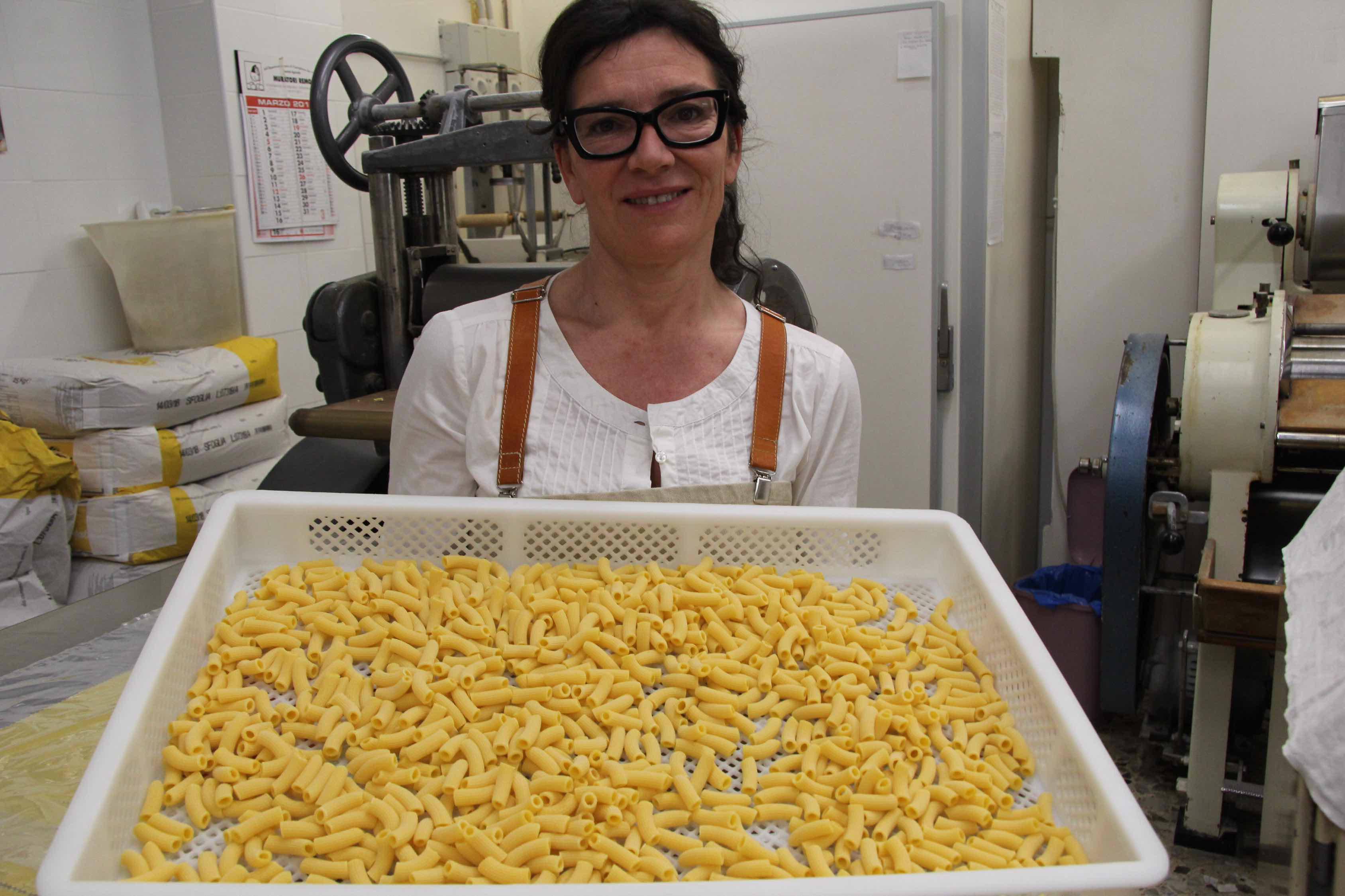 Federica Mariotti mostra un vassaio di pasta fresca appena preparata