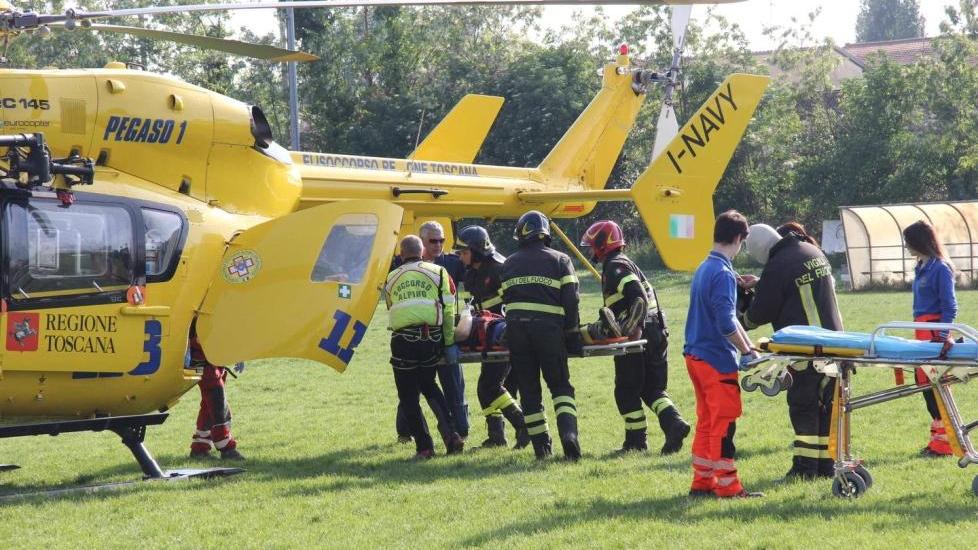Il tecnico delle caldaie trasportato al Cto di Firenze con l'elisoccorso (foto Batavia)