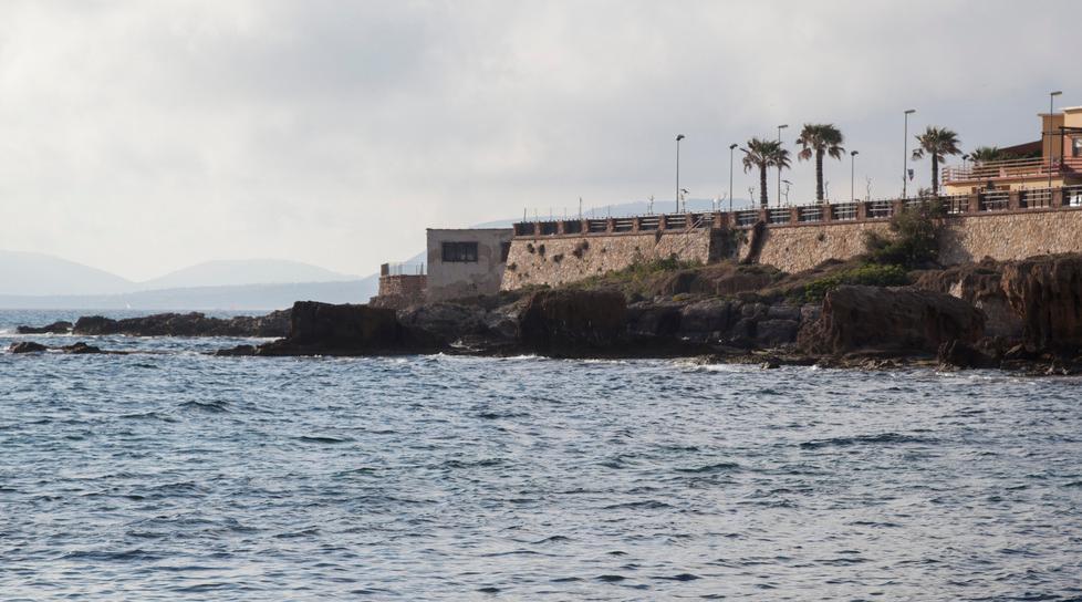 Alghero, tuffi vietati dalla scogliera del Cavall Marì 