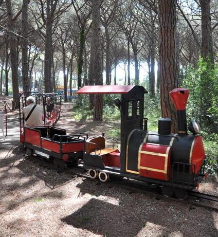 Il trenino lillipuziano nella pineta a Marina di Cecina