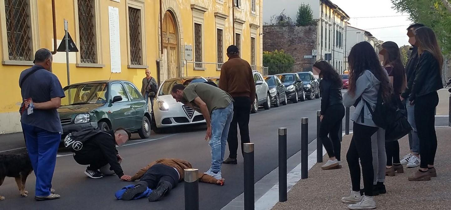 L’uomo disteso per terra sotto gli occhi di decine di passanti (Fotoservizio Agenzia Carlo Sestini)