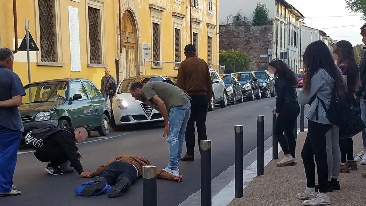 L’uomo disteso per terra sotto gli occhi di decine di passanti (Fotoservizio Agenzia Carlo Sestini)