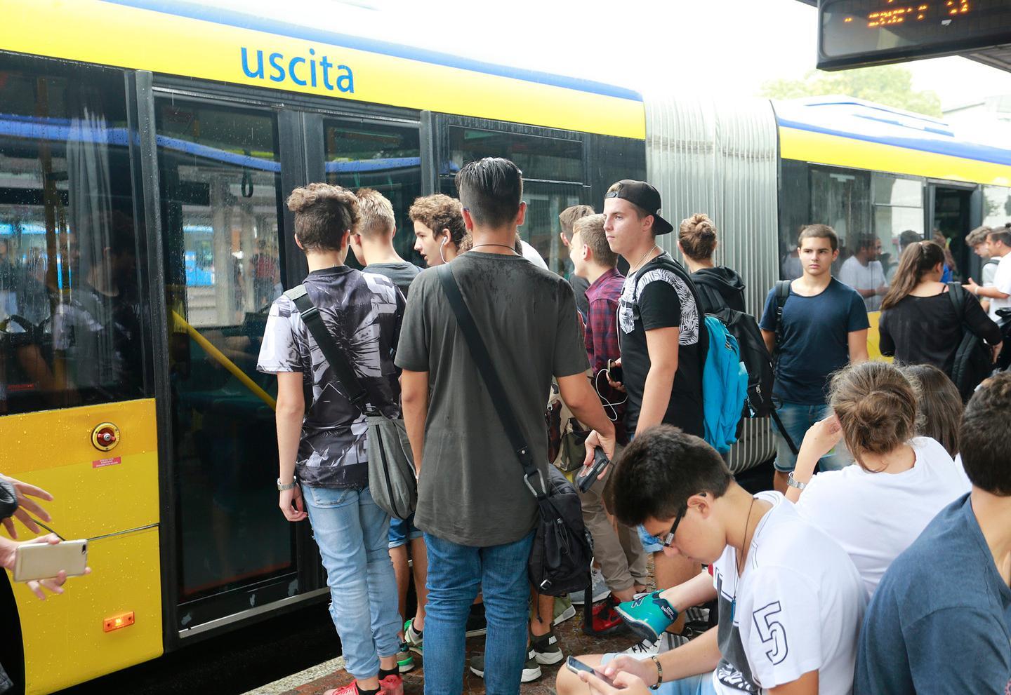 Modena, Seta, corse ridotte e passeggeri furiosi  