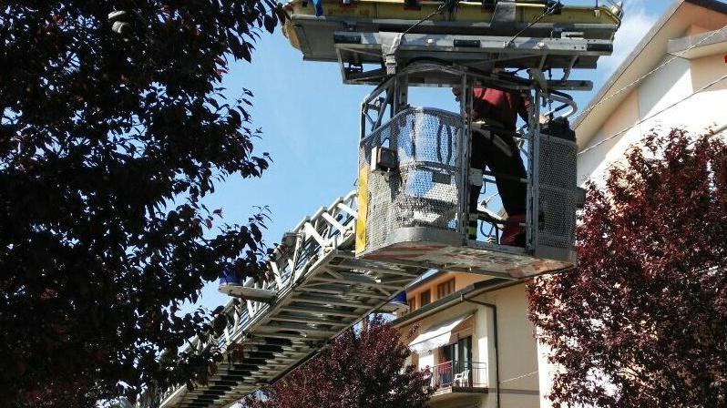 Vigili con l’autoscala per soccorrere una donna in casa