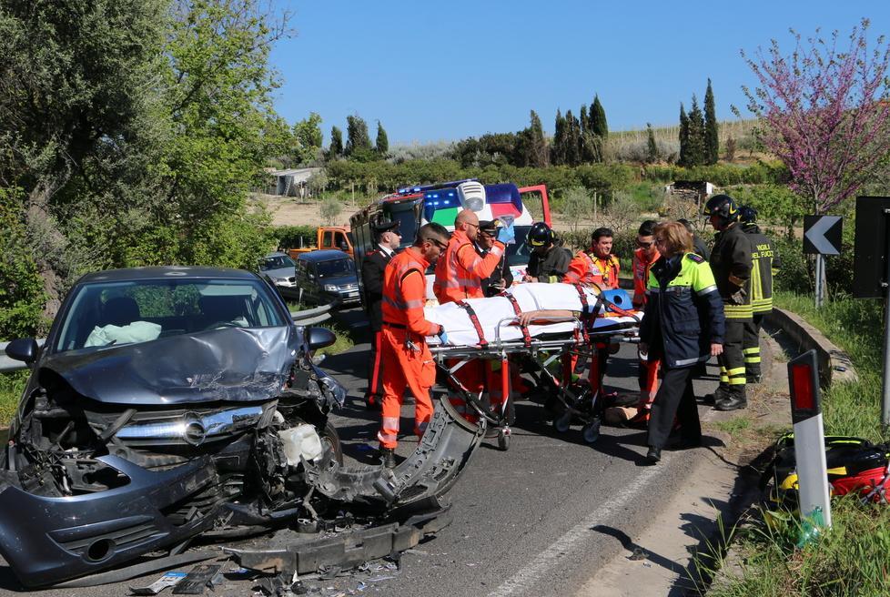 Scontro frontale tra auto, due in ospedale