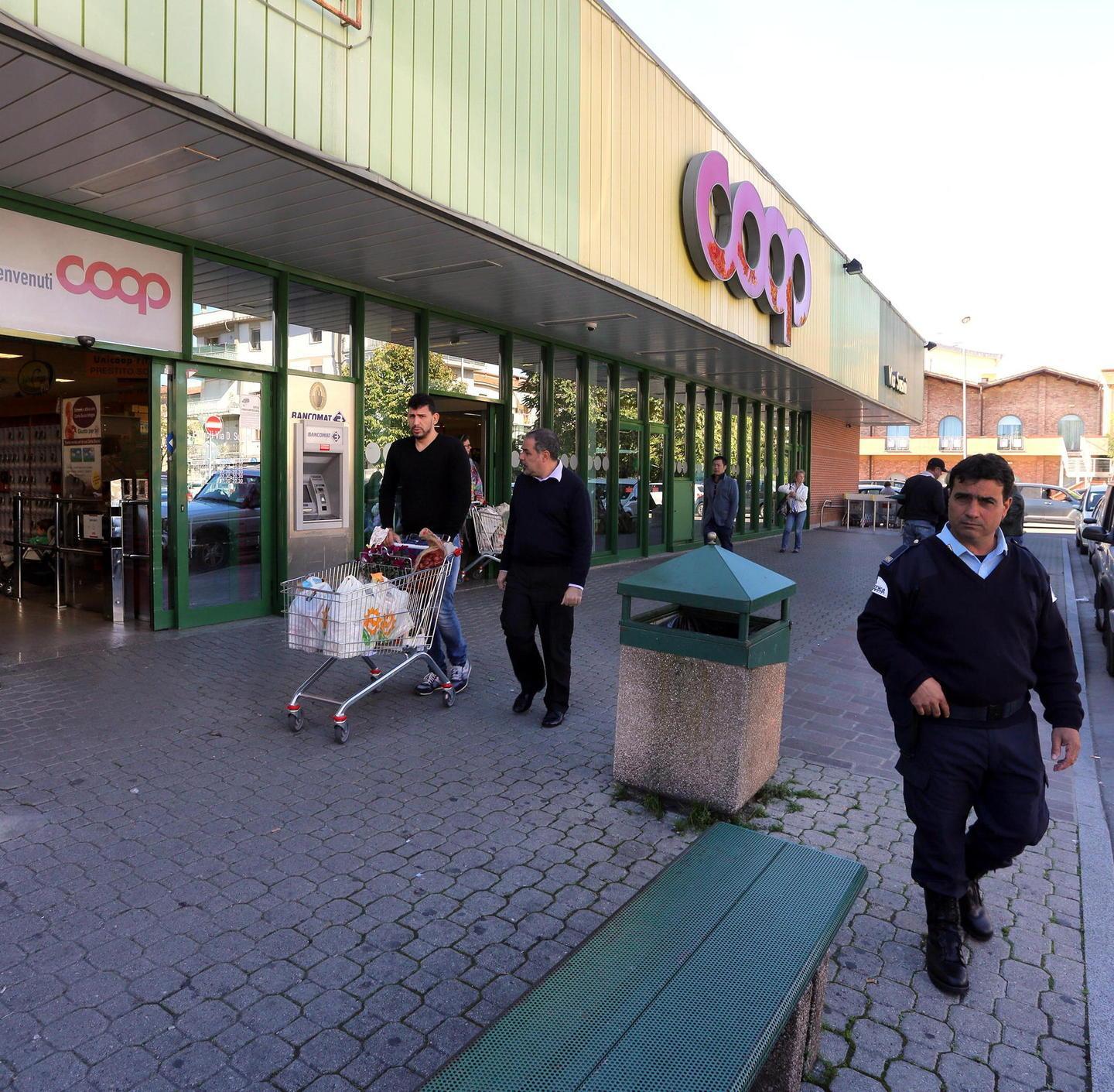 Fa la spesa alla Coop senza pagare ma viene scoperto