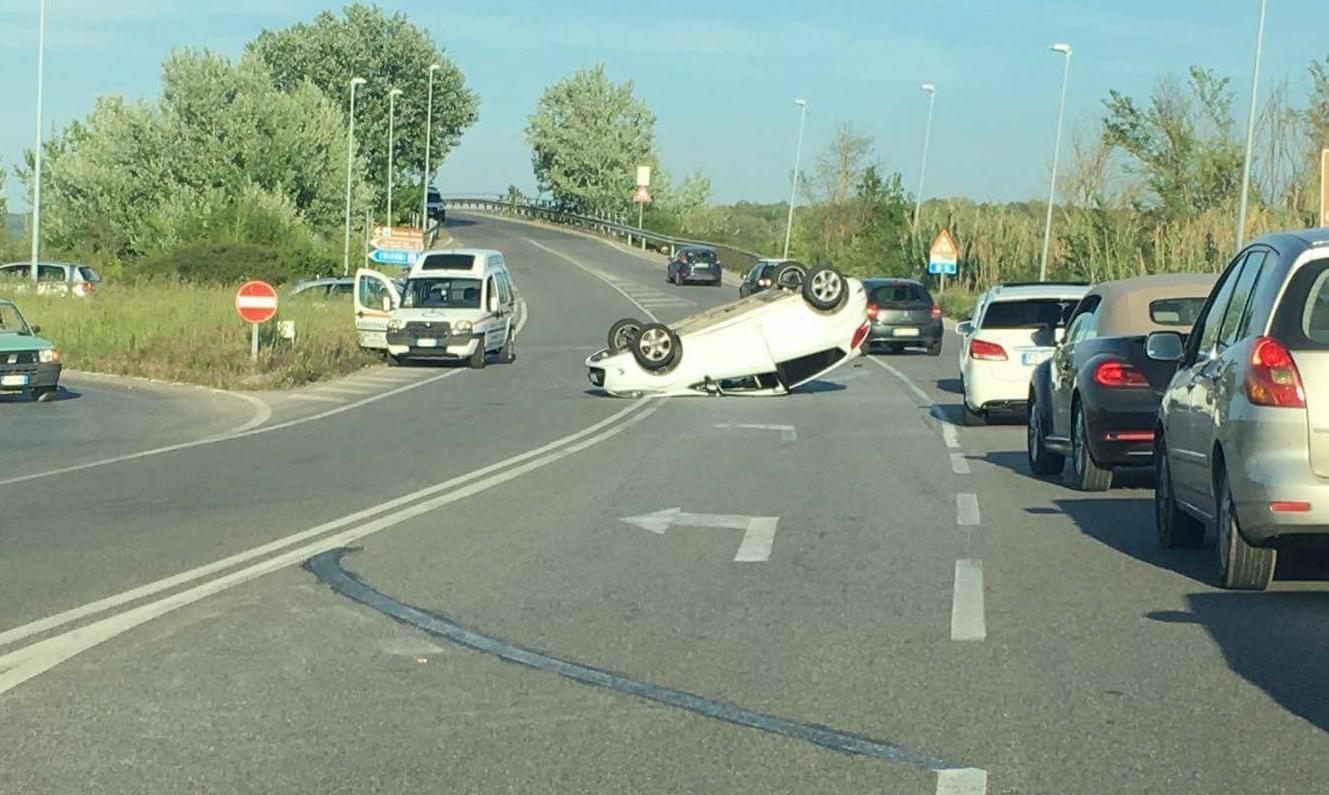 Auto si ribalta sulla circonvallazione