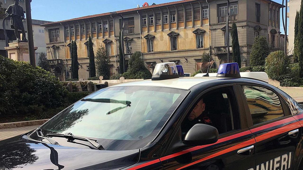 Tensione tra alcuni giovani e il titolare di un negozio