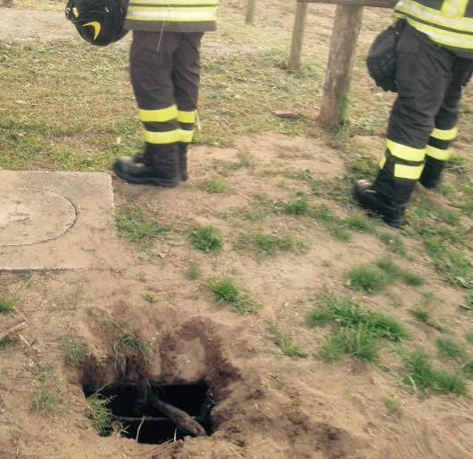 Una buca nel parco appena inaugurato a Marina