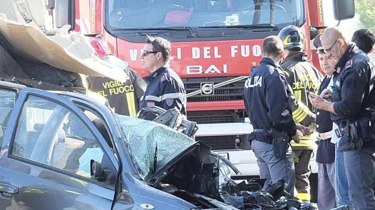 Muore tra le lamiere dell’auto, gravissima la figlia di 27 anni