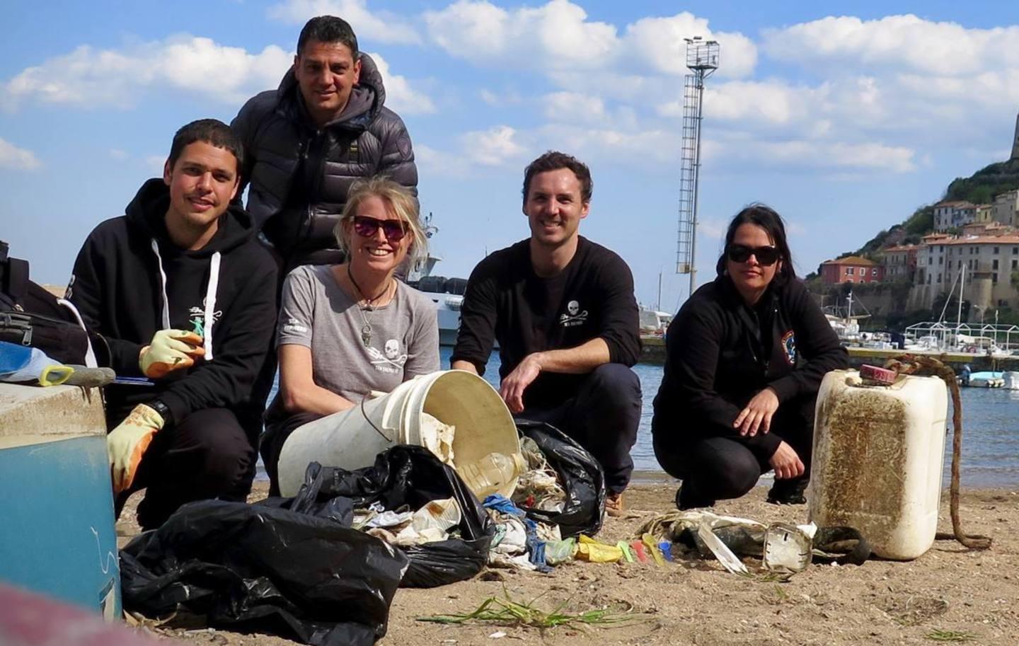 L’equipaggio sbarca e pulisce la spiaggetta dalla plastica