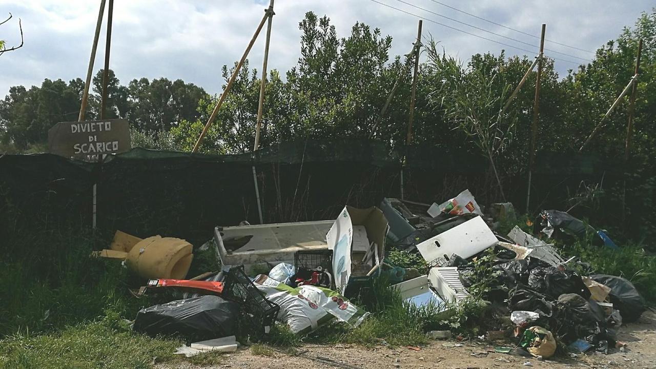 Discariche abusive lungo la strada
