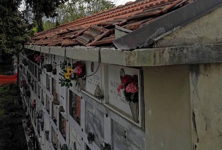 Profanano il cimitero per rubare il rame