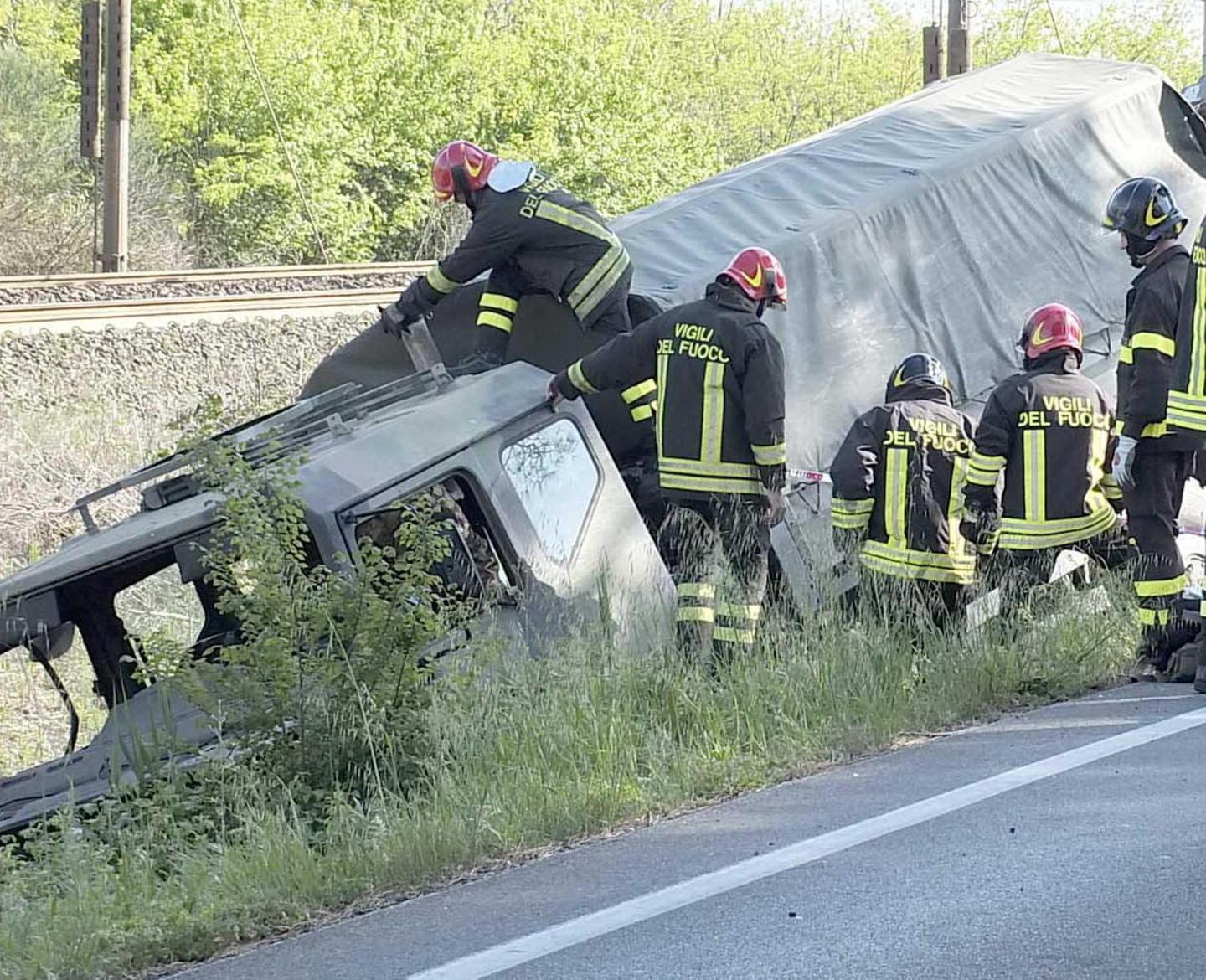 Schianto contro il camion dei parà Muore la madre, gravissima la figlia 
