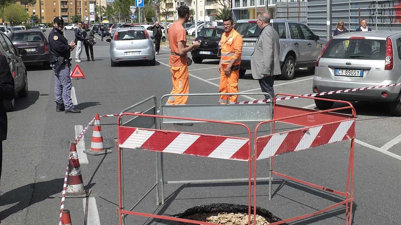 Il piccolo cratere che si è aperto in via Bargagna (Muzzi)
