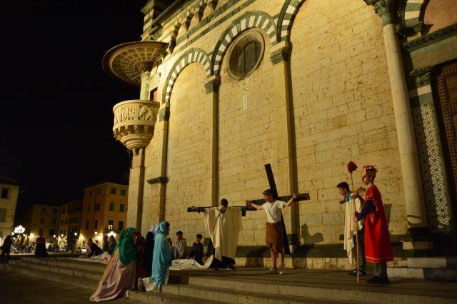 La Via Crucis nel centro storico di Prato (foto Christian Bernardinelli)