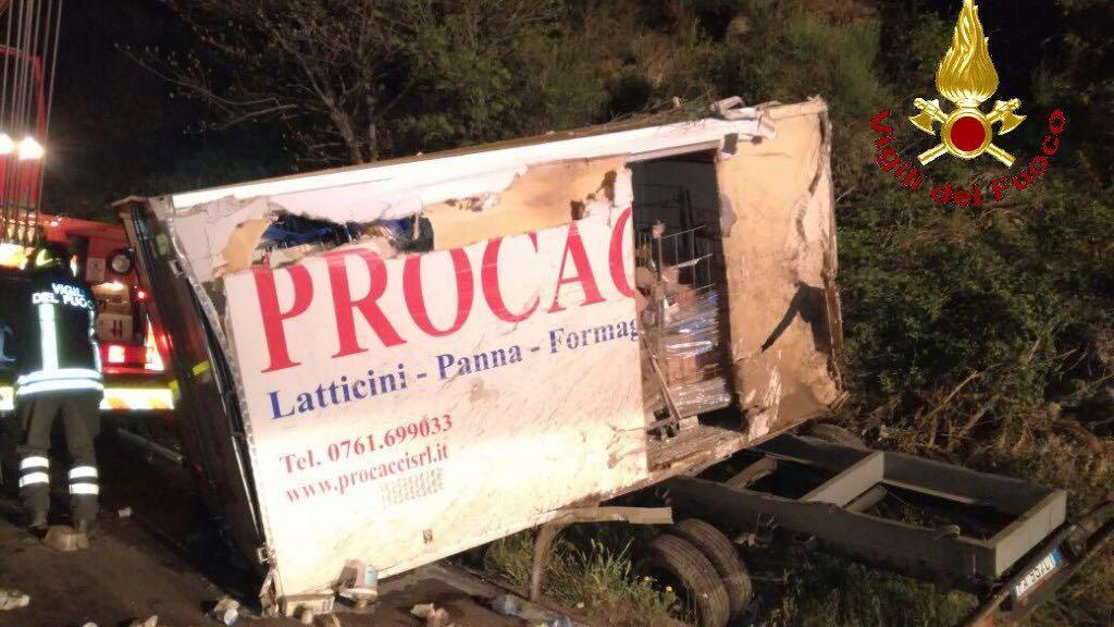 Il furgoncino uscito di strada