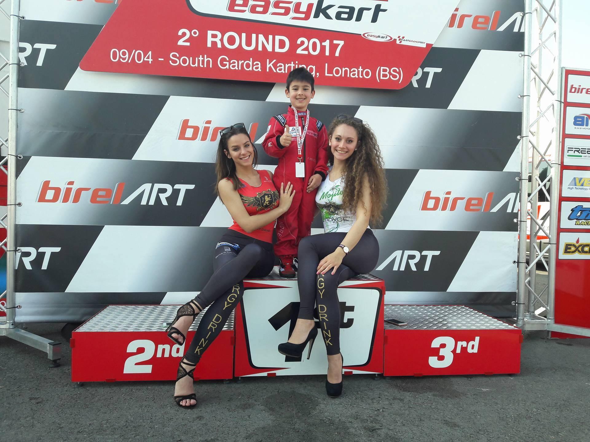 Manuel Morello in mezzo alle miss della corsa di Easy kart