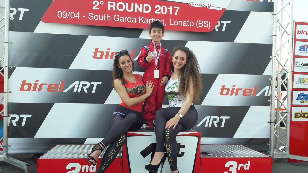 Manuel Morello in mezzo alle miss della corsa di Easy kart