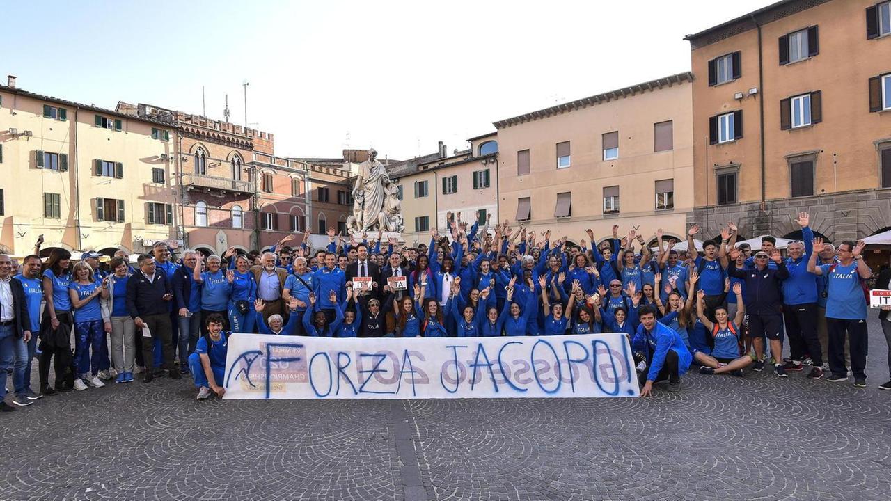 Foto di gruppo in piazza Dante con lo striscione solidale dedicato all'atleta Jacopo Cuculo (foto Agenzia Bf)